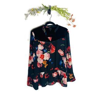 5 for $30 Worthington V-Neck Floral Velvet Top Women’s Large Excellent Condition